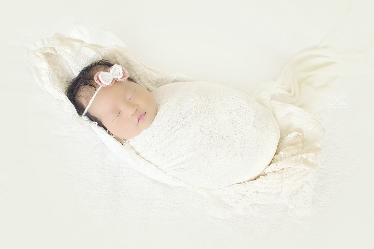 bé trong kén - Infinite Love Photography - Chụp Ảnh Cho Bé Tại Nhà