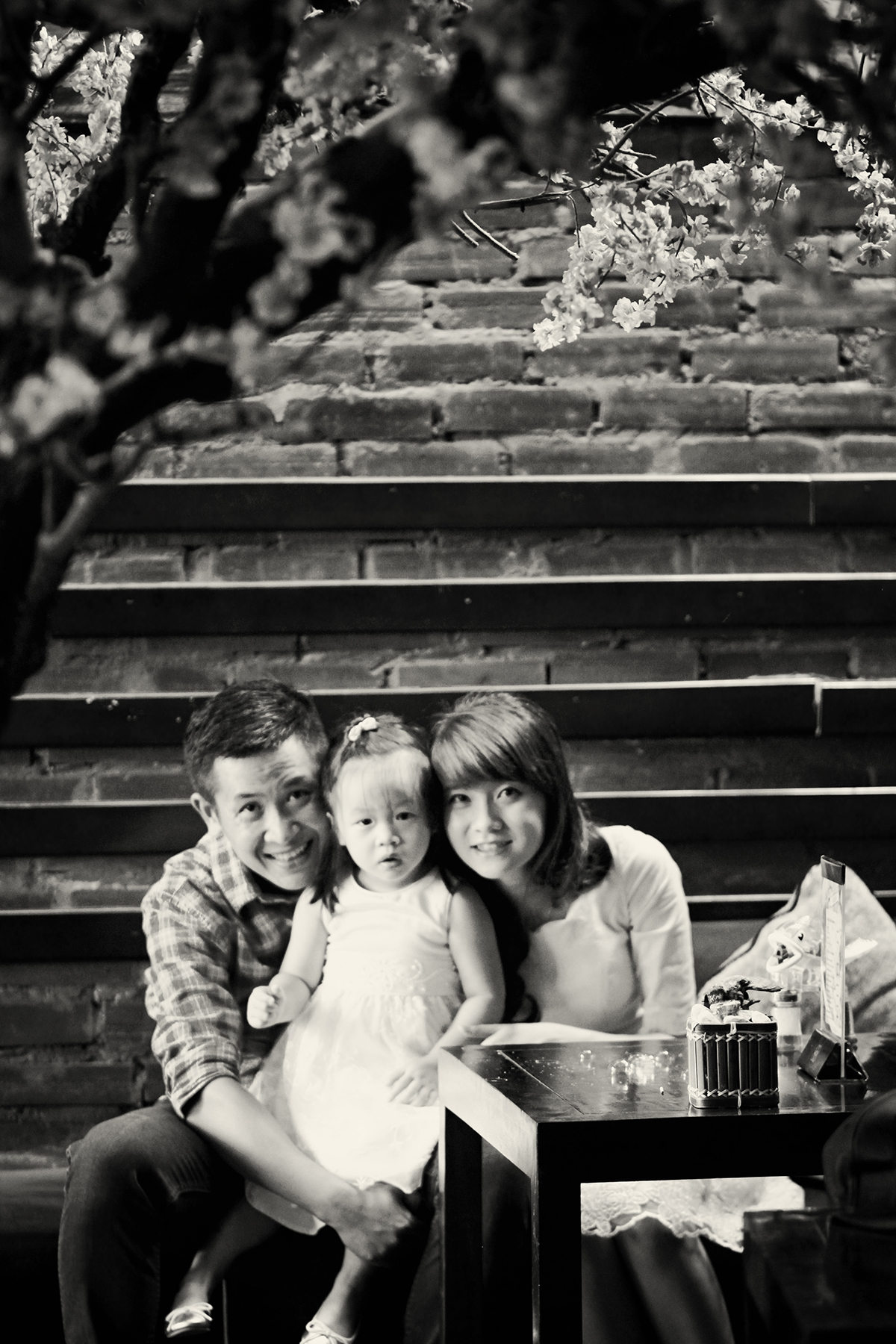 Gia đình hạnh phúc - đen trắng - Infinite Love Photography - Chụp Ảnh Gia Đình Ngoại Cảnh